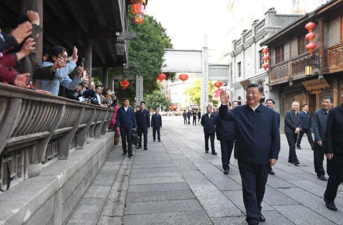 3月22日至25日，中共中央總書記、國(guó)家主席、中央軍委主席習(xí)近平在福建考察。這是24日下午，習(xí)近平在福州三坊七巷歷史文化街區(qū)考察時(shí)，向游客和市民招手致意。新華社記者燕雁 攝