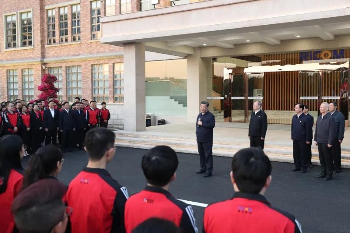 3月22日至25日，中共中央總書記、國(guó)家主席、中央軍委主席習(xí)近平在福建考察。這是24日下午，習(xí)近平在福州福建福光股份有限公司考察時(shí)，同企業(yè)職工親切交流。新華社記者 王曄 攝