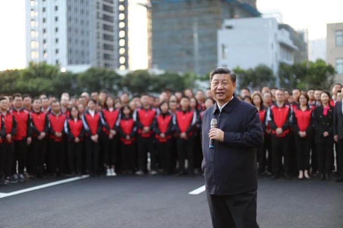 3月22日至25日，中共中央總書記、國(guó)家主席、中央軍委主席習(xí)近平在福建考察。這是24日下午，習(xí)近平在福州福建福光股份有限公司考察時(shí)，同企業(yè)員工親切交流。新華社記者 鞠鵬 攝