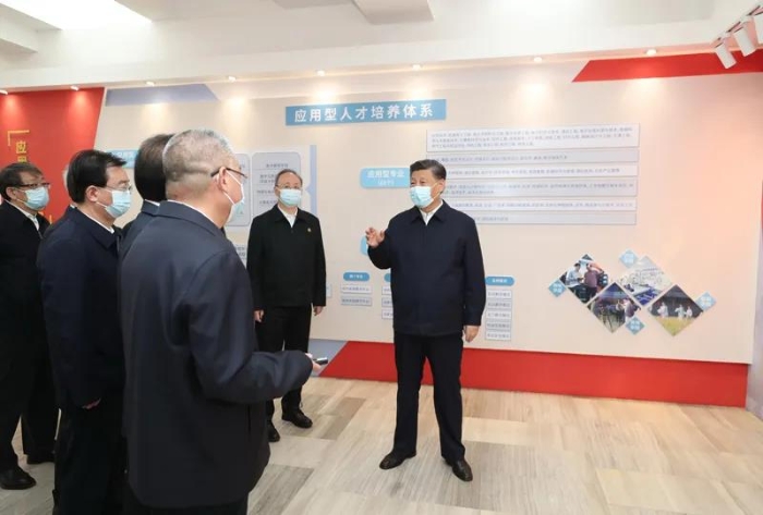 3月22日至25日，中共中央總書記、國(guó)家主席、中央軍委主席習(xí)近平在福建考察。這是25日上午，習(xí)近平在福州閩江學(xué)院，參觀校史和應(yīng)用型辦學(xué)成果展示。新華社記者 王曄 攝