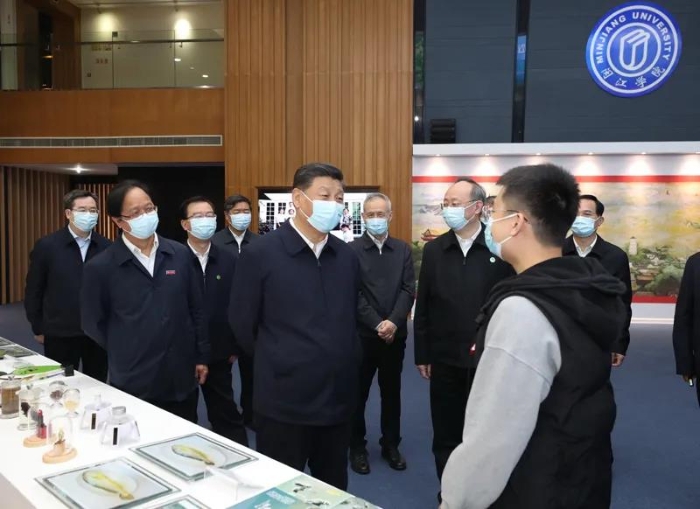 3月22日至25日，中共中央總書記、國(guó)家主席、中央軍委主席習(xí)近平在福建考察。這是25日上午，習(xí)近平在福州閩江學(xué)院，參觀校史和應(yīng)用型辦學(xué)成果展示。新華社記者王曄 攝