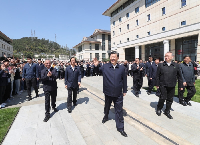 3月22日至25日，中共中央總書記、國(guó)家主席、中央軍委主席習(xí)近平在福建考察。這是25日上午，習(xí)近平在福州閩江學(xué)院考察時(shí)，向師生們揮手致意。新華社記者 王曄 攝