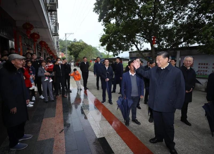 3月22日至25日，中共中央總書記、國(guó)家主席、中央軍委主席習(xí)近平在福建考察。這是23日下午，習(xí)近平在三明沙縣夏茂鎮(zhèn)俞邦村考察時(shí)，同村民親切交流。新華社記者 鞠鵬 攝