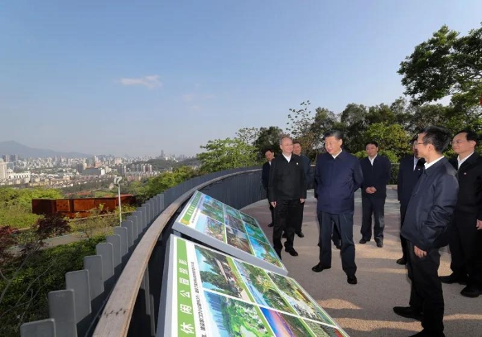 3月22日至25日，中共中央總書記、國(guó)家主席、中央軍委主席習(xí)近平在福建考察。這是24日下午，習(xí)近平在福州福山郊野公園觀景平臺(tái)，聽取城市生態(tài)公園規(guī)劃建設(shè)、城市水系綜合治理情況匯報(bào)。新華社記者 王曄 攝