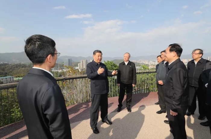 3月22日至25日，中共中央總書記、國(guó)家主席、中央軍委主席習(xí)近平在福建考察。這是24日下午，習(xí)近平在福州福山郊野公園觀景平臺(tái)，聽取城市生態(tài)公園規(guī)劃建設(shè)、城市水系綜合治理情況匯報(bào)。新華社記者王曄 攝