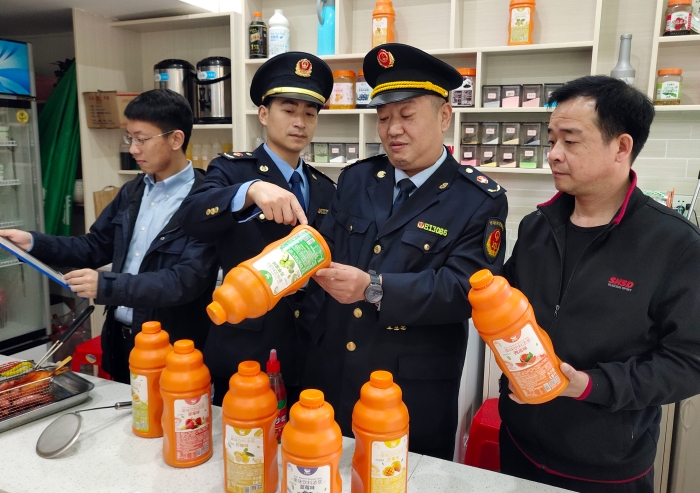 圖為3月30日該局執(zhí)法人員在一家奶茶店檢查食品添加劑。