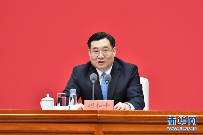 　3月23日，中共中央在北京舉行新聞發(fā)布會(huì)，介紹中國(guó)共產(chǎn)黨成立100周年慶?；顒?dòng)有關(guān)情況，并答記者問(wèn)。這是中宣部副部長(zhǎng)、文化和旅游部部長(zhǎng)胡和平在發(fā)布會(huì)上介紹有關(guān)情況。新華社記者 李鑫 攝