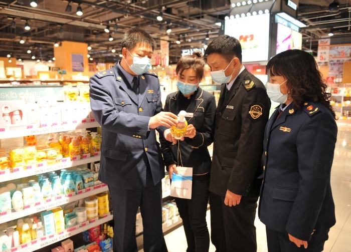 圖為該局執(zhí)法人員在大型商超兒童化妝品專柜進(jìn)行檢查。