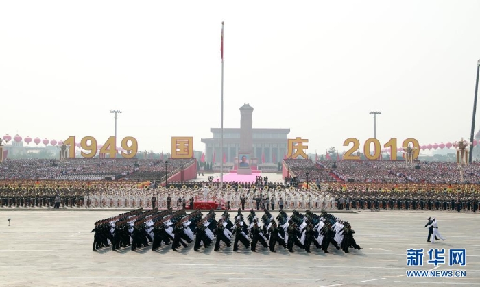 2019年10月1日上午，慶祝中華人民共和國成立70周年大會在北京天安門廣場隆重舉行。這是領導指揮方隊接受檢閱。新華社記者 龐興雷 攝