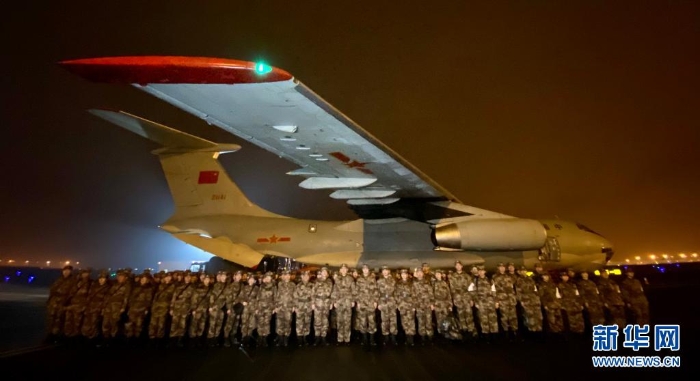 2020年1月24日晚，由陸軍軍醫(yī)大學抽調精干醫(yī)務人員，組建的150人醫(yī)療隊連夜從重慶出發(fā)，飛赴武漢支援抗擊新冠肺炎疫情。這是醫(yī)療隊在重慶江北國際機場停機坪集結。新華社發(fā)