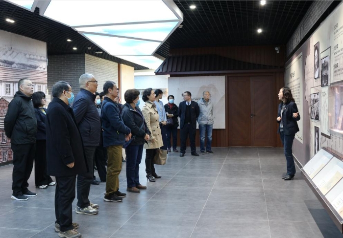 圖為老干部們參觀企業(yè)發(fā)展情況。