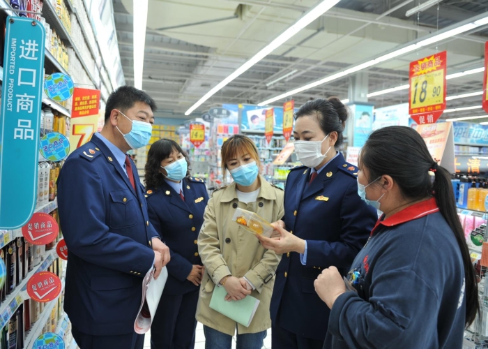 圖為該局工作人員在大型商超化妝品專柜進行監(jiān)督檢查和條例宣貫。