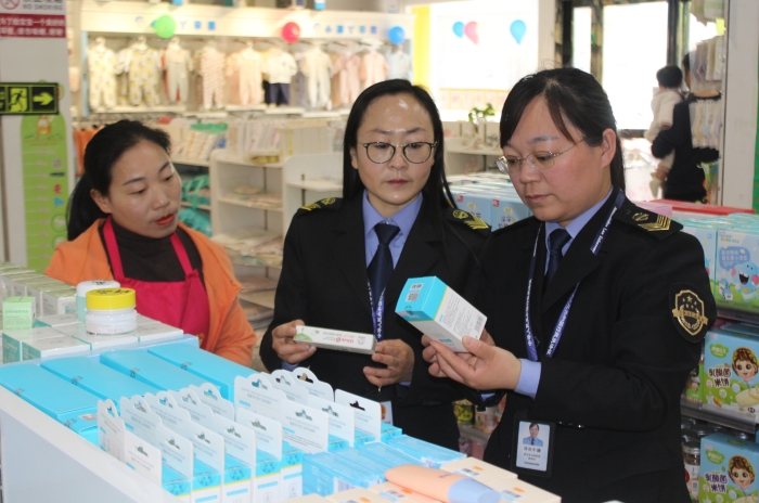 圖為該局執(zhí)法人員在邢莊鄉(xiāng)一母嬰用品專賣店檢查兒童化妝品包裝及產(chǎn)品質(zhì)量。