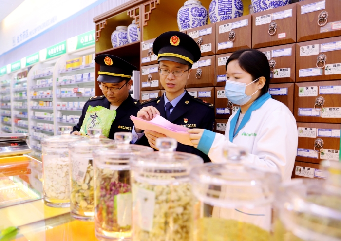 圖為5月11日該局執(zhí)法人員在一家藥店現(xiàn)場(chǎng)核查中藥飲片購(gòu)進(jìn)驗(yàn)收記錄。
