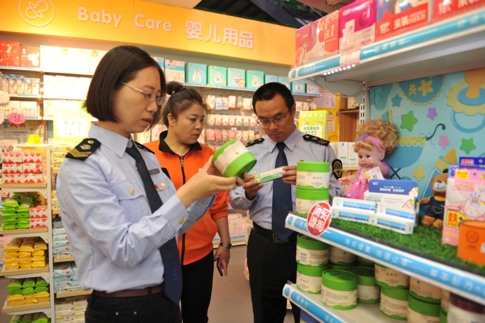 圖為該局執(zhí)法人員在一家孕嬰兒童用品專賣店進(jìn)行化妝品抽檢。
