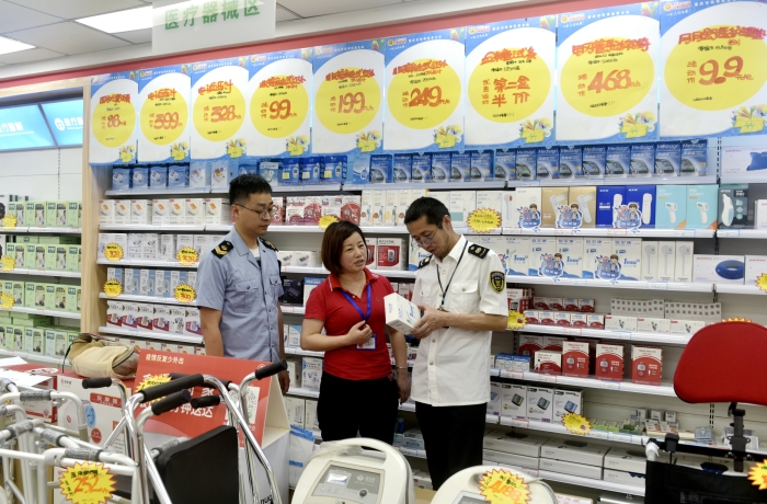 圖為該局執(zhí)法人員在一家藥店檢查醫(yī)療器械。