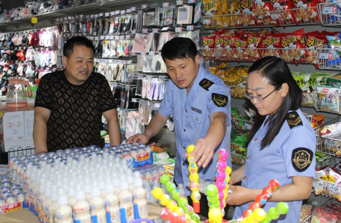 圖為該局執(zhí)法人員在一家超市檢查兒童食品質(zhì)量。