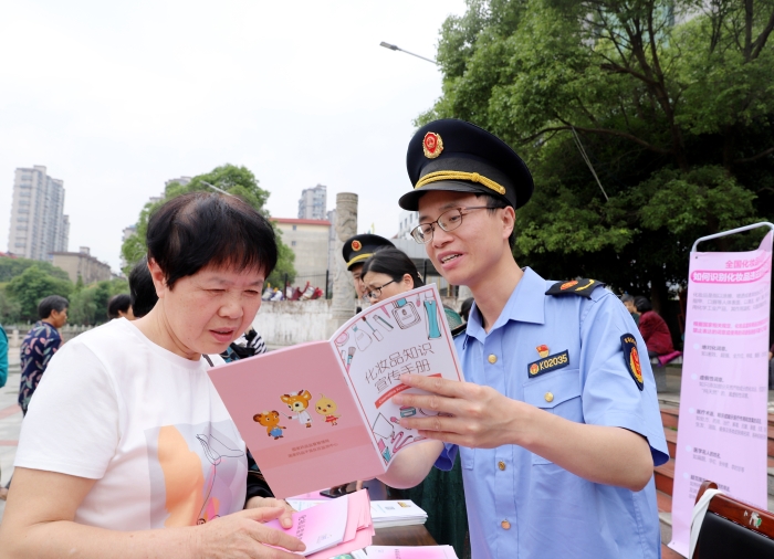 圖為5月25日該局工作人員向消費(fèi)者宣傳安全用妝知識。