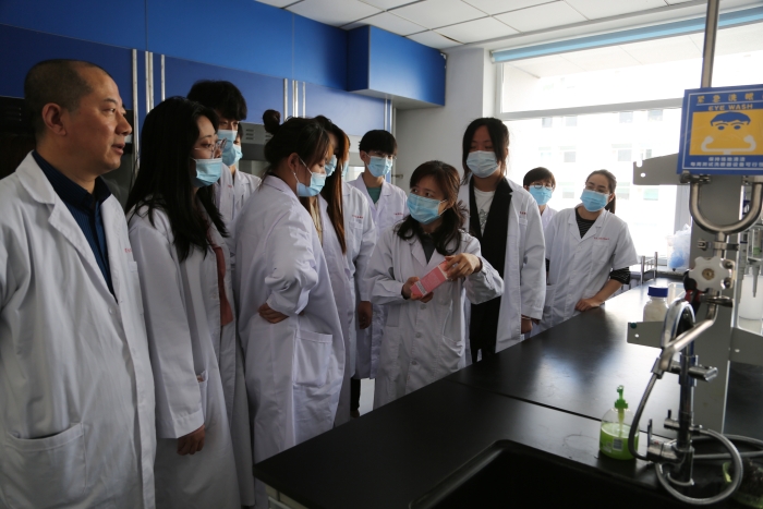 圖為工作人員講解化妝品選購知識(shí)。