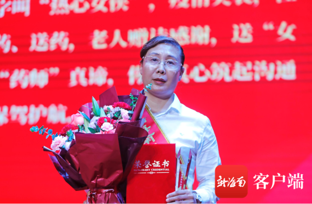 揭曉第三位最美執(zhí)業(yè)藥師——張小雙。記者 汪承賢攝