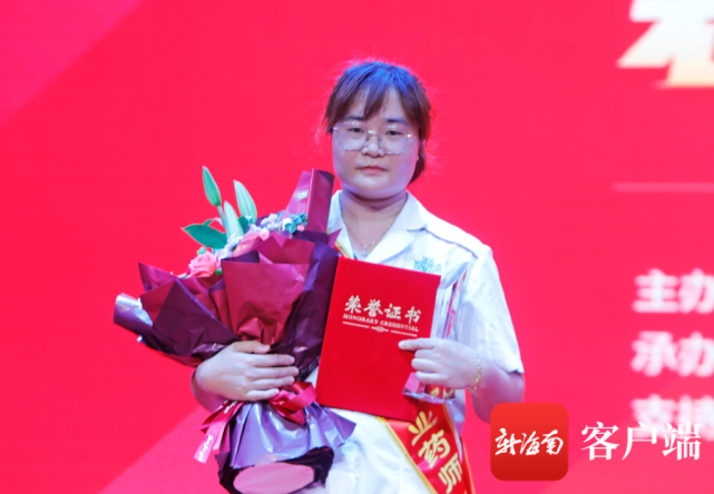 揭曉第六位最美執(zhí)業(yè)藥師——董秋苑。記者 汪承賢攝