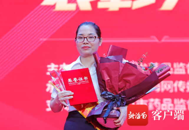 揭曉第九位最美執(zhí)業(yè)藥師——王英。記者 汪承賢攝