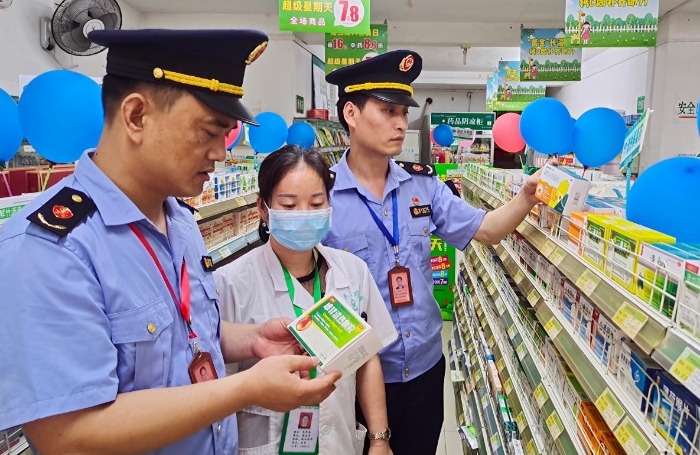 圖為6月2日該局執(zhí)法人員正在一高考周邊藥店內(nèi)檢查藥品。