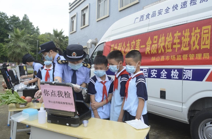 圖為快速檢測(cè)現(xiàn)場(chǎng)。（鐘人木）