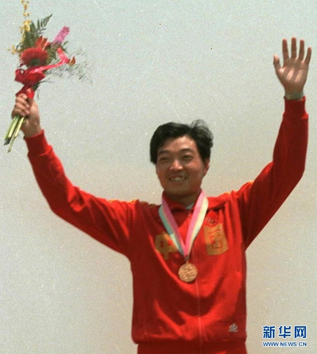 1984年洛杉磯奧運會上，許海峰在獲得男子自選手槍項目冠軍后領(lǐng)獎（資料照片）。新華社發(fā)