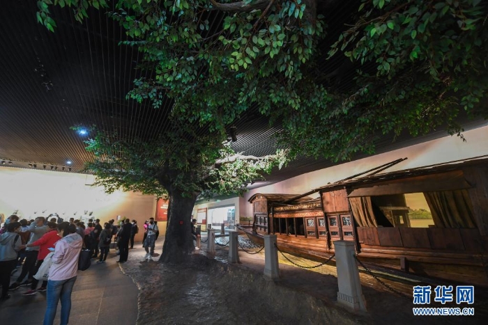 游客參觀南湖革命紀念館（2020年10月28日攝）。新華社記者 徐昱 攝