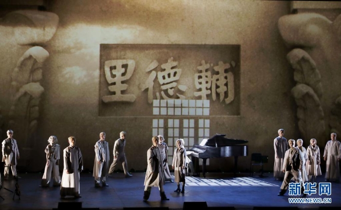 《輔德里》劇照（4月22日攝）。原創(chuàng)紅色戲劇《輔德里》將共產(chǎn)黨人衣冠冢藏文件的故事搬上舞臺，主創(chuàng)是平均年齡28歲的年輕團隊。新華社記者 劉穎 攝