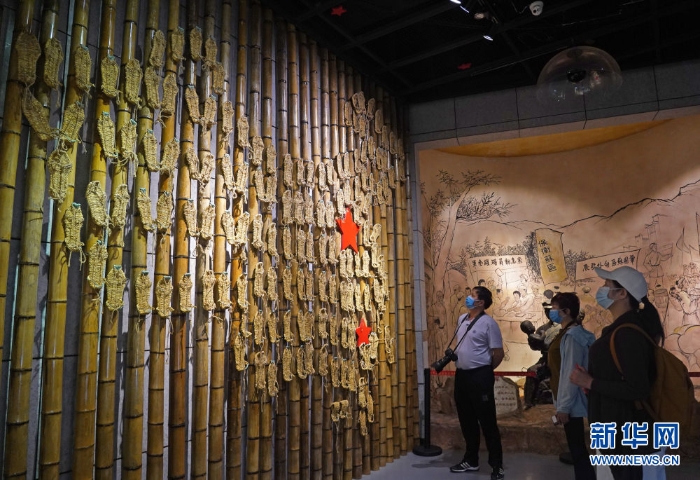 　△在江西省于都縣中央紅軍長(zhǎng)征出發(fā)紀(jì)念館，游客在參觀80雙草鞋組成的“草鞋墻”（4月30日攝）。新華社記者 萬(wàn)象 攝