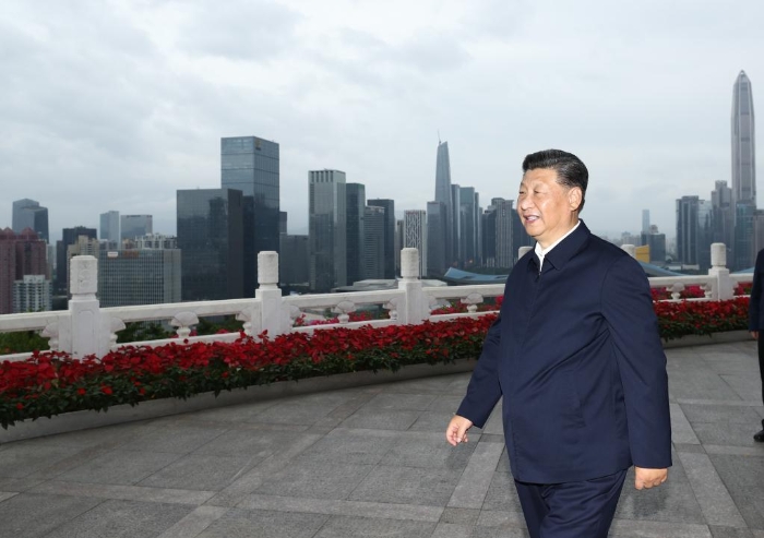 這是2020年10月14日下午，習(xí)近平總書(shū)記在廣東省深圳市蓮花山公園遠(yuǎn)眺特區(qū)新貌。新華社記者 鞠鵬 攝