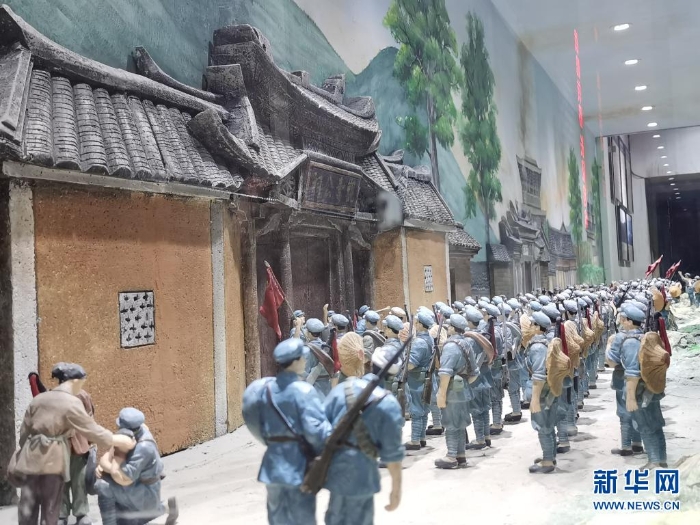 這是在福建省長(zhǎng)汀縣中復(fù)村拍攝的紅軍長(zhǎng)征出發(fā)動(dòng)員會(huì)微型雕塑（4月27日攝）。新華社記者秦宏攝