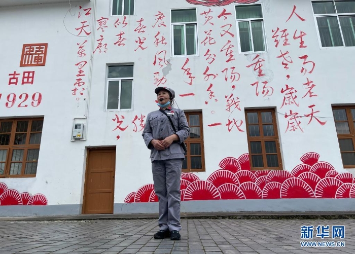 一名講解員在古田“紅軍小鎮(zhèn)”講解（4月21日攝）。新華社記者林超攝