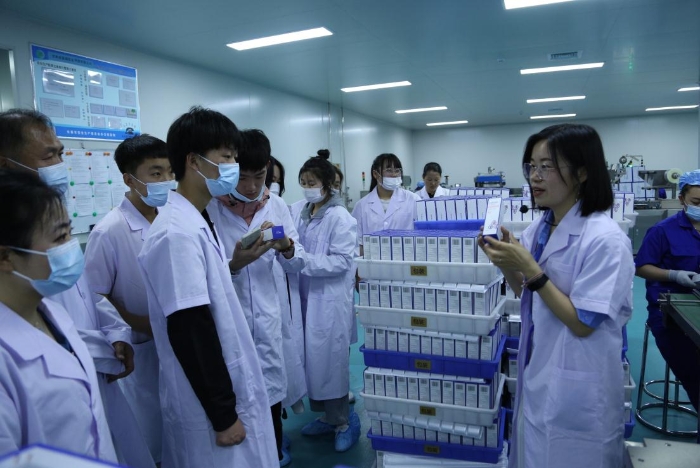 圖為化妝品生產(chǎn)企業(yè)公眾開放日暨科普大講堂活動。