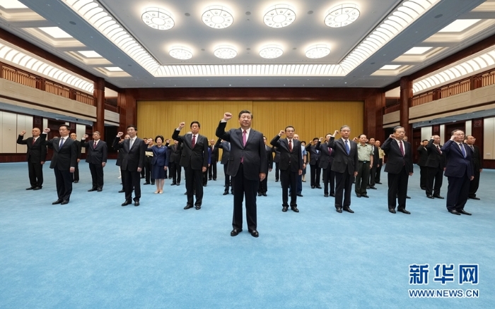 6月18日，黨和國家領導人習近平、李克強、栗戰(zhàn)書、汪洋、王滬寧、趙樂際、韓正、王岐山等在中國共產(chǎn)黨歷史展覽館參觀“‘不忘初心、牢記使命’中國共產(chǎn)黨歷史展覽”。這是參觀結(jié)束后，習近平帶領黨員領導同志一起重溫入黨誓詞。新華社記者 李學仁 攝