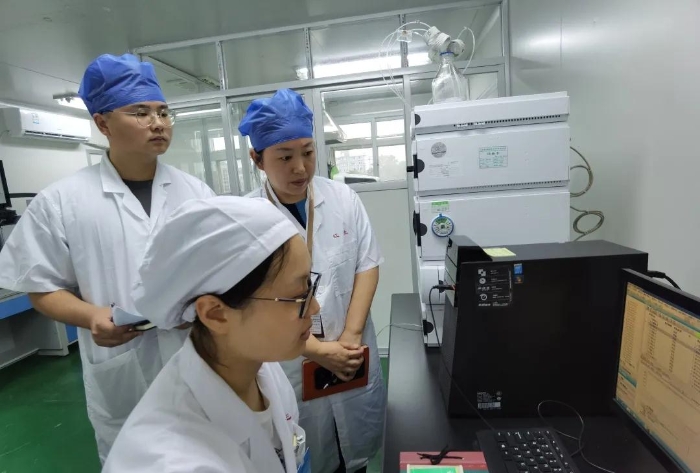 圖為贛中藥品檢查所藥品檢查員在江西省生物制品所股份有限公司進(jìn)行GMP日常檢查。