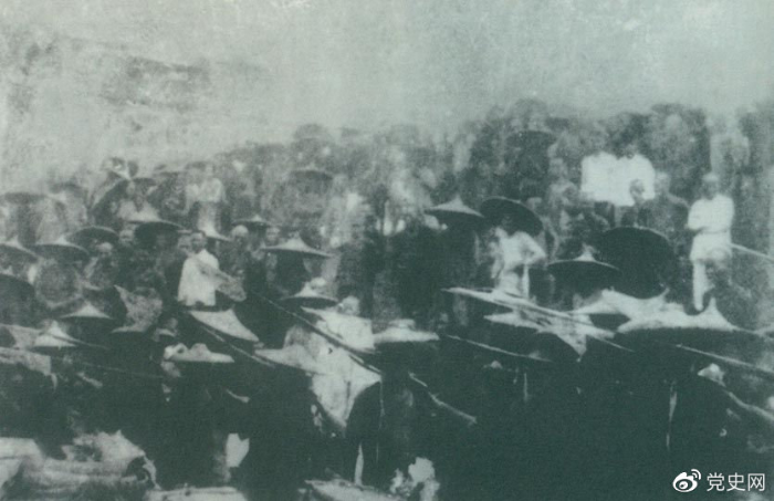 1926年7月9日，國民革命軍開始北伐。兩天后，北伐軍的先頭部隊葉挺獨立團攻占了長沙。然后向武漢進攻。一路上，迅猛發(fā)展的農(nóng)民運動有力地配合了北伐戰(zhàn)爭。在湖南、江西、湖北，農(nóng)民運動越來越引人注目。這是支援北伐戰(zhàn)爭的農(nóng)民自衛(wèi)軍。