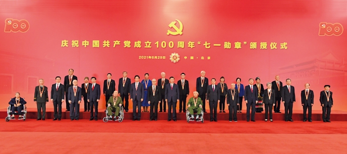 2021年6月29日，慶祝中國(guó)共產(chǎn)黨成立100周年“七一勛章”頒授儀式在北京人民大會(huì)堂金色大廳隆重舉行。習(xí)近平等領(lǐng)導(dǎo)同志同“七一勛章”獲得者合影。 新華社記者 謝環(huán)馳/攝