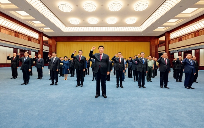 2021年6月18日，黨和國(guó)家領(lǐng)導(dǎo)人習(xí)近平、李克強(qiáng)、栗戰(zhàn)書、汪洋、王滬寧、趙樂(lè)際、韓正、王岐山等在中國(guó)共產(chǎn)黨歷史展覽館參觀“‘不忘初心、牢記使命’中國(guó)共產(chǎn)黨歷史展覽”。這是參觀結(jié)束后，習(xí)近平帶領(lǐng)黨員領(lǐng)導(dǎo)同志一起重溫入黨誓詞。 新華社記者 李學(xué)仁/攝