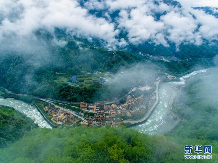云霧繚繞的云南貢山獨(dú)龍族怒族自治縣獨(dú)龍江鄉(xiāng)（2019年4月16日攝，無人機(jī)照片）。新華社記者 江文耀 攝