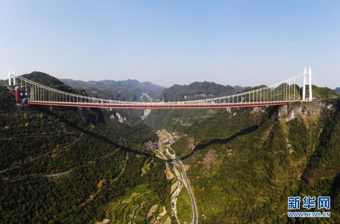 湖南湘西矮寨特大懸索橋（2019年10月1日攝，無人機(jī)照片）。新華社記者 陳思汗 攝