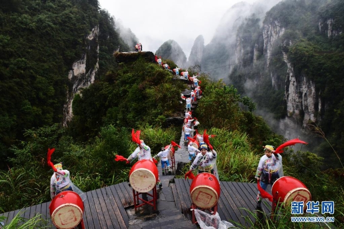 在湖南湘西土家族苗族自治州吉首市德夯天問臺，苗族演員在表演苗鼓舞（2018年10月20日攝）。新華社發(fā)（姚方 攝）