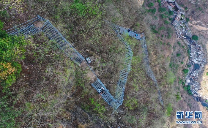 在四川省涼山彝族自治州昭覺縣阿土列爾村的懸崖鋼梯上，村民沿著鋼梯下山（2020年5月13日攝，無人機(jī)照片）。新華社記者 王曦 攝
