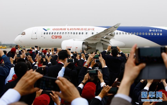 國產(chǎn)大型客機(jī)C919在上海浦東國際機(jī)場首飛成功（2017年5月5日攝）。新華社記者 方喆 攝