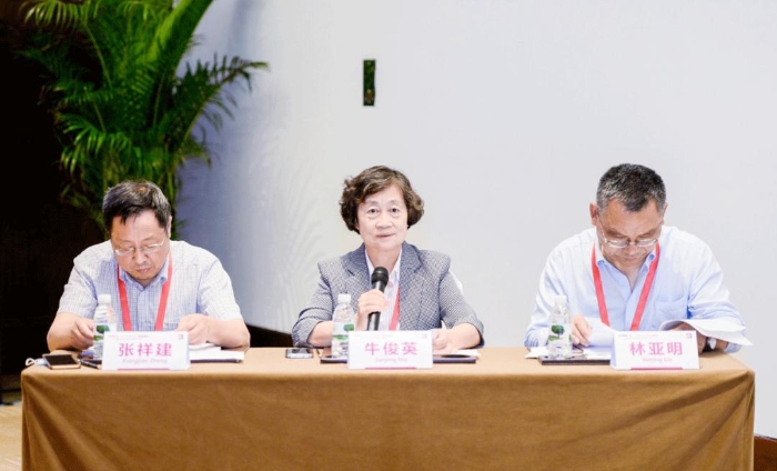 張祥建教授、?？∮⒔淌?、林亞明教授共同主持論壇