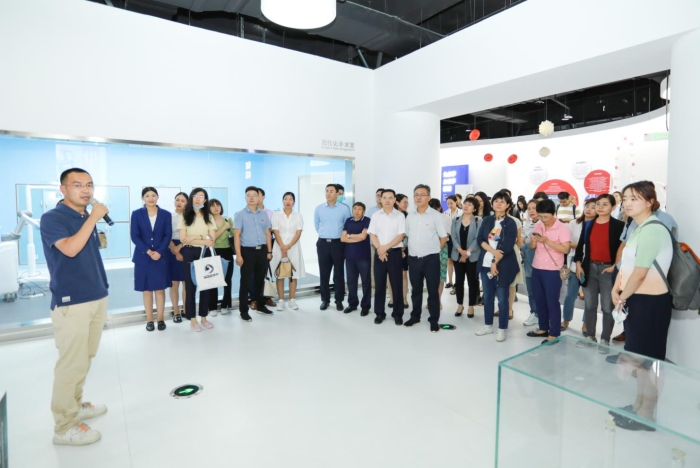 器審中心的審評員在給參觀人員介紹部分醫(yī)療器械產(chǎn)品。