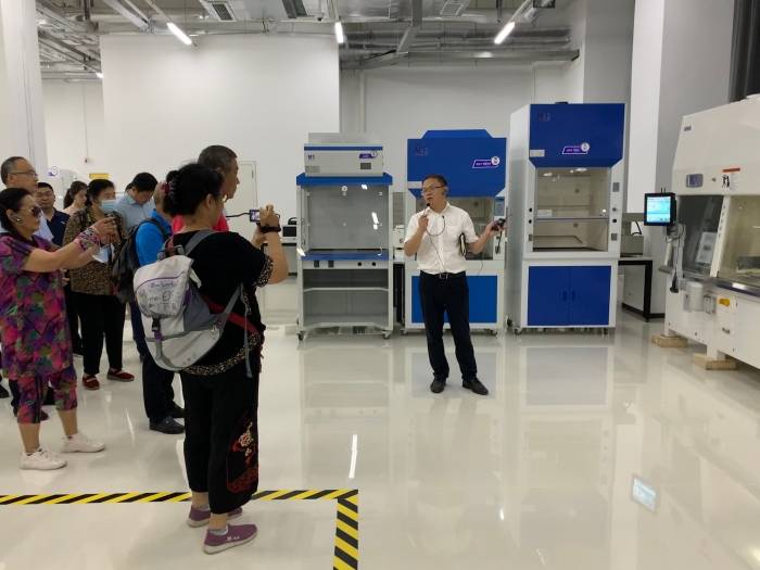 圖為社會(huì)公眾在企業(yè)展廳參觀。（齊桂榕 攝）
