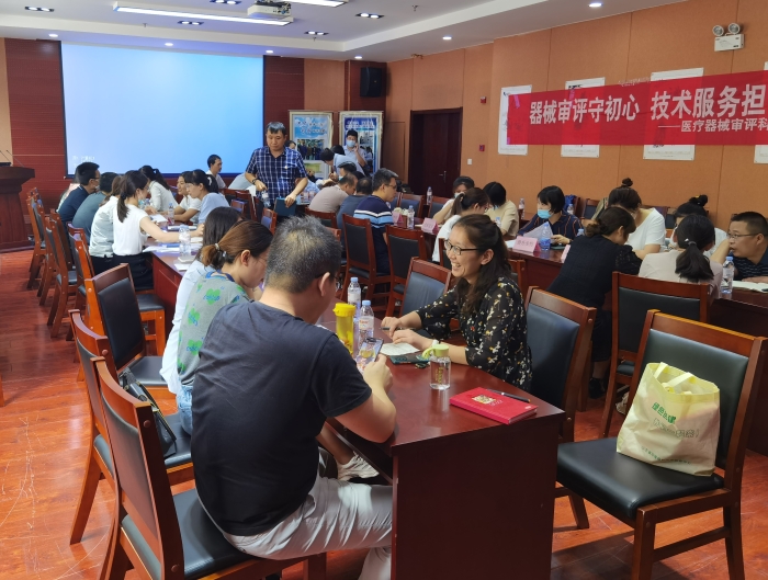 圖為醫(yī)療器械生產(chǎn)企業(yè)與中心工作人員面對面交流咨詢。